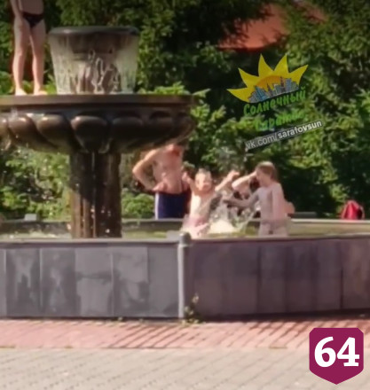 В Саратове дети играли в мяч и купались в фонтане