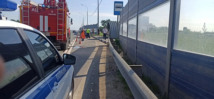 В Саратове иномарка протаранила остановку