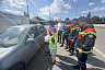 В Саратове полицейские со спасателями вручали водителям триколоры